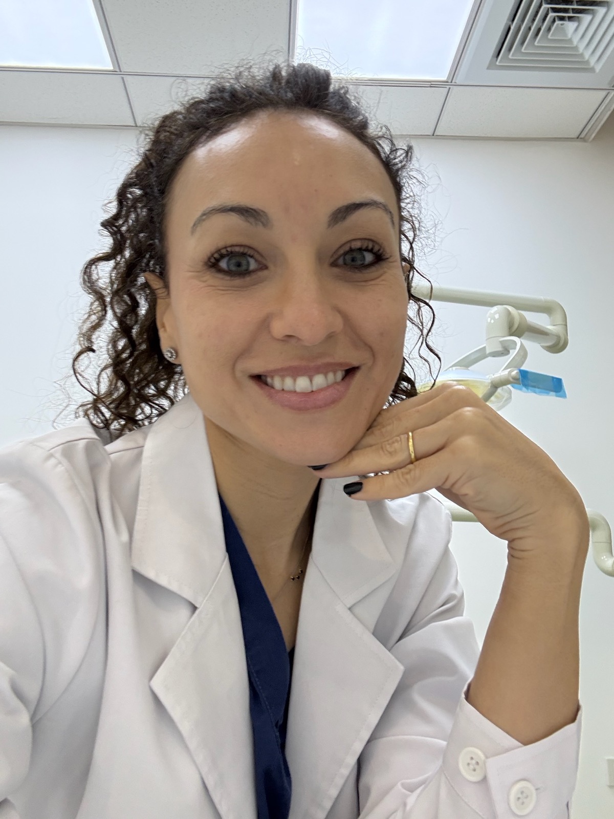 Dra. María Amparo — Dentista española · Shanghái